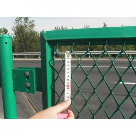 桥梁防抛网 钢板护栏网主要用于高速公路桥梁
