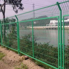 高速公路框架浸塑铁丝护栏网 园林绿化隔离围栏 水库水源地防护网