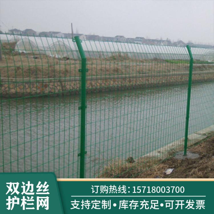 双边丝护栏 高速公路护栏网 园林铁路防护网浸塑双边丝养殖护栏网