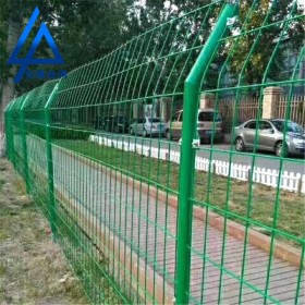 四川绿色浸塑双边丝护栏网铁 路公路两侧安全防护隔离网 可加工定制