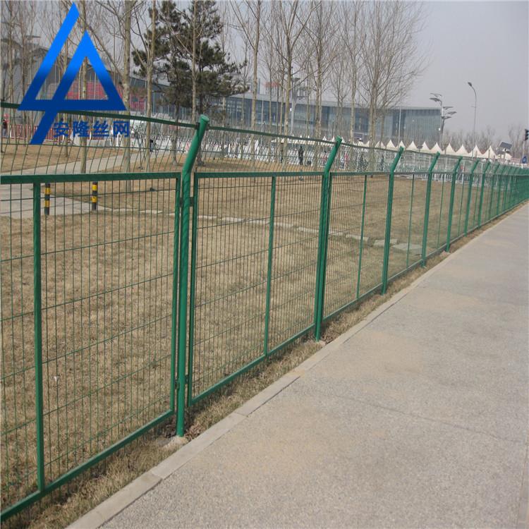 边框铁丝护栏网 高速公路安全隔离护栏网 铁路防护网