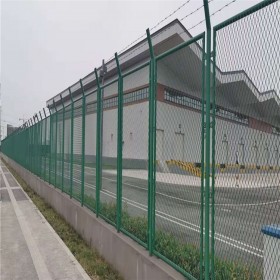 四川防护网厂家 公路铁路护栏网 双边球场丝护栏网 机场护栏网 钢板网