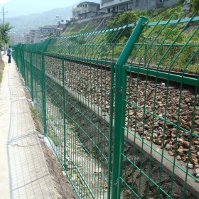 高速公路框架护栏网铁路铁丝网围栏河道果园圈地养殖浸塑防护栅栏