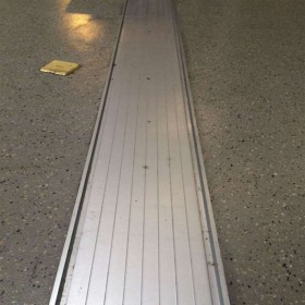 【海盈牌】贵州铝合金伸缩缝盖板厂家定制地面铝合金伸缩缝盖板 承重型