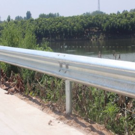 成都波形护栏厂家供应多功能防护栏 高速公路波形护栏板
