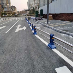 【市政护栏】马路中央分流蓝白隔离栅栏交通防护镀锌钢管市政护栏