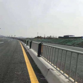 重庆道路中央护栏材料 市政中央不锈钢隔离栏杆