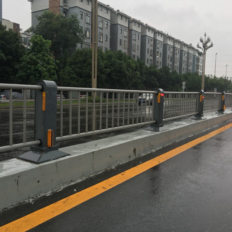 隔离栏 市政道路护栏 人车分流栏 喷塑防腐防水处理 易安装
