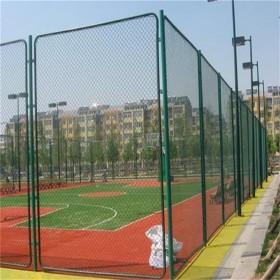 厂家供应体育场防护隔离 球场围栏 订制浸塑低碳钢丝勾花护栏网