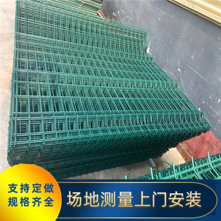 高速公路护栏网 低碳钢丝浸塑钢丝网 四川圈地护栏网厂家