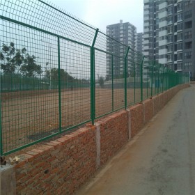 球场围栏护栏网 厂家供应体育场围网 学校足球场勾花围栏