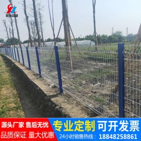 成都桃型柱三折弯铁丝护栏网铁路小区飞机场球场围栏生产厂家