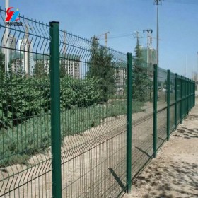 四川成都专业生产桃型柱三角折弯护栏防护网高速公路铁路安全围栏