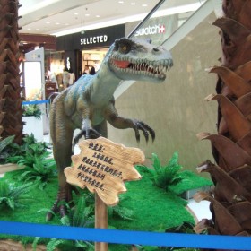 自贡恐龙源头厂家 商场游乐场广场小区室内室外卡通动物恐龙摆件 玻璃钢卡通恐龙