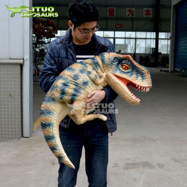 大型仿真硅胶恐龙手偶 怀抱恐龙模型环球影城手持玩偶