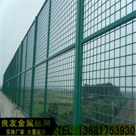 高速公路双边护栏网 四川绿色塑胶隔离栅栏 防护围栏铁丝网
