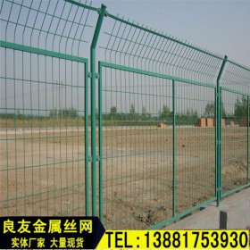 四川绿色铁丝网围栏 高速公路浸塑双边折弯护栏网隔离栏