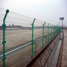 双边丝护栏网 家禽果园圈地包塑围栏网 公路隔离防护