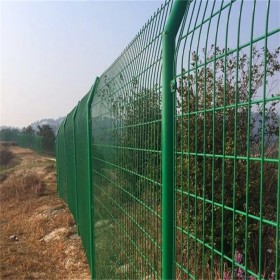 双边丝护栏网景区公园隔离网圈地围栏浸塑围网 样式简单