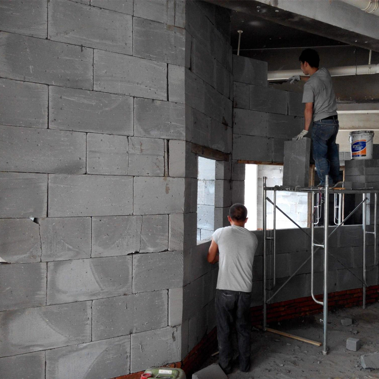 成都砌块隔墙 工厂办公楼轻质砖隔墙包工包料 砌块隔墙工程造价低 抗震可靠整体性好