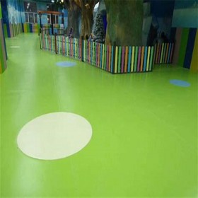 胜飞康体幼儿园塑胶地坪施工 提供优质幼儿园材料 彩色地坪地面 耐磨地坪材料 盛飞康体专业生产幼儿园地面塑胶