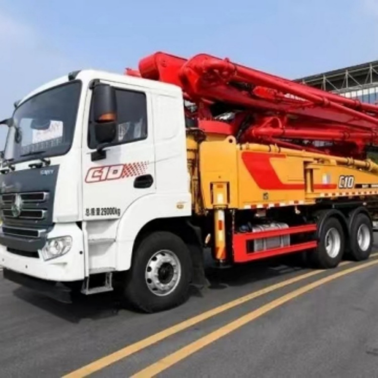 混凝土泵车出租 灵活移动作业 实现连续泵送 推动工程进展