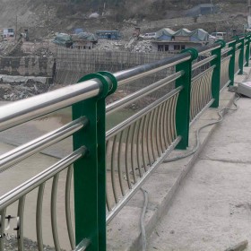 成都桥梁道路护栏厂家不锈钢复合管防撞河道景观灯光护栏隔离栏