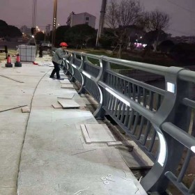 成都桥梁碳素钢复合管护栏 桥梁灯光防撞护栏厂家