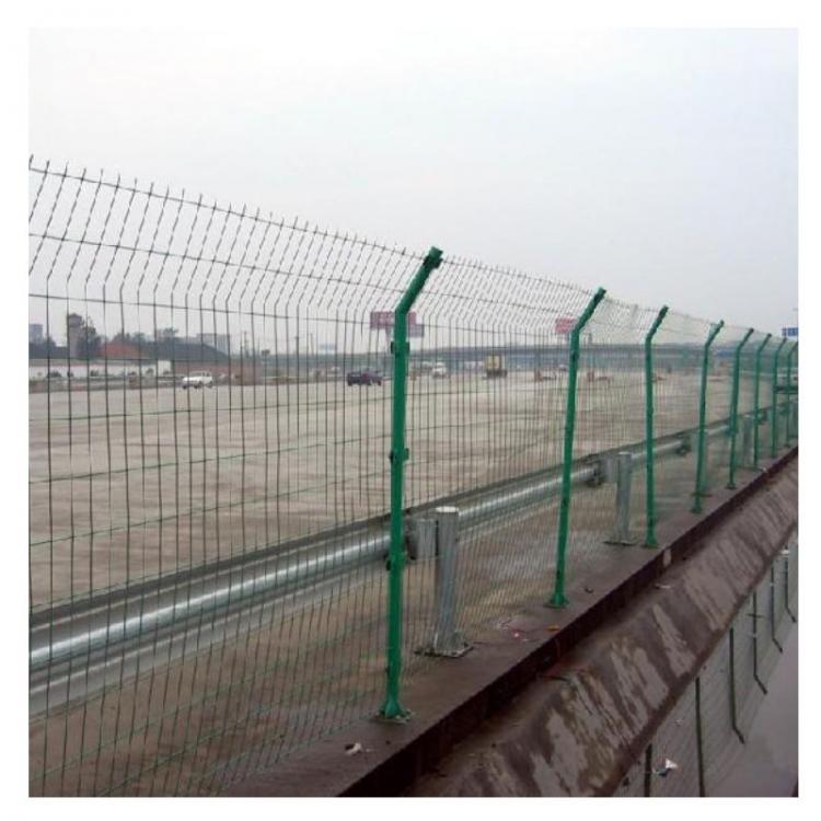 厂价供应护栏网围栏网防护网公路道路小区隔离网