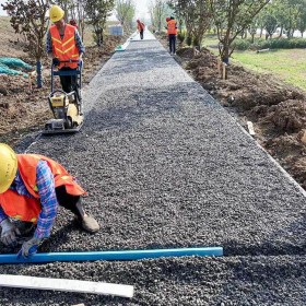 大理彩色透水混凝土道路  多孔无砂彩色透水混凝土  透水罩面剂材料厂家   生态透水混凝土粘接剂    免费送货到工地