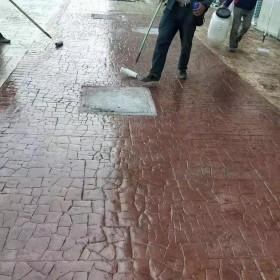 玉溪市 彩色压膜混凝土  压印混凝土材料厂家 艺术压花地坪单价 压花地坪材料厂家批发 厂家免费施工指导免费送货